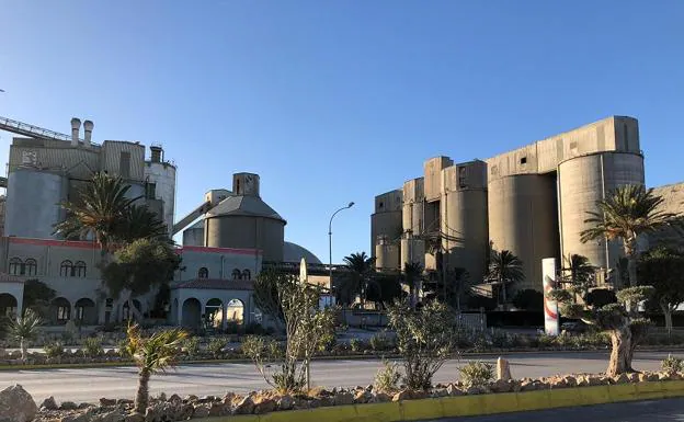 Vista exterior de la fábrica cementera de Holcim ubicada en el término municipal de Carboneras.