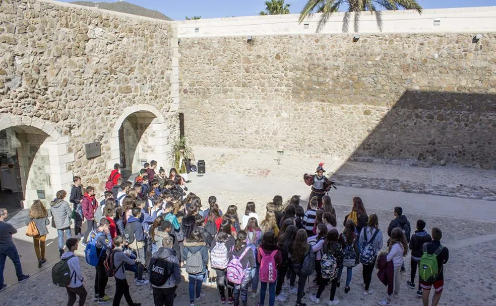 El Marqués del Carpio guió a los estudiantes entre las paredes del castillo de San Andrés de Carboneras. 