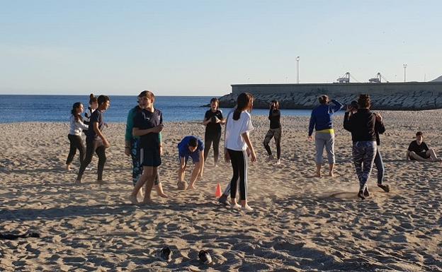El buen clima permitió a los franceses hacer deporte en la playa. 