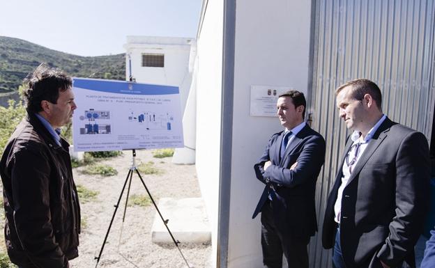 El presidente de la Diputación de Almería y el alcalde de Lubrín conocieron los detalles de la nueva planta de agua potable.
