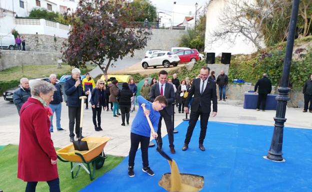 Un niño y una mujer firmaron el acta protocolaria como testigos del inicio de las obras.