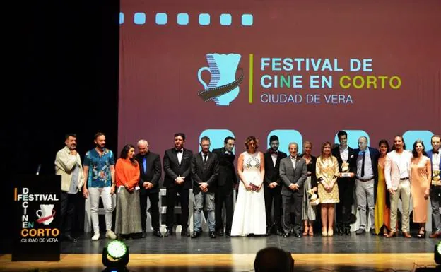 Galardonados, autoridades y el jurado de la primera edición del Festival de Cine en Corto 'Ciudad de Vera'