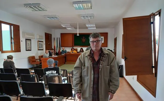 El concejal de IU en Mojácar, Carlos Rodríguez, abandonó la sesión al considerar que el pleno no debía celebrarse por ser 8 de marzo.