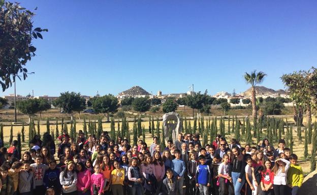 Los escolares veratenses visitaron el conjunto monumental ubicado en el parque la Rambla.