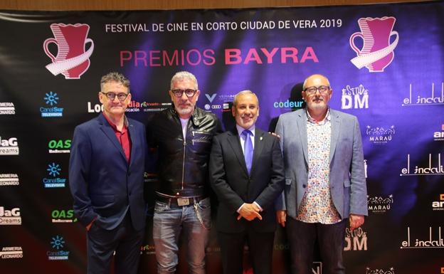 Por la alfombra roja desfilaron un gran número de actores, como Eduardo Velasco.