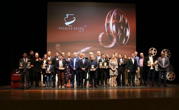 Premiados, autoridades, actores y miembros del jurado, en la gala de clausura de la segunda edición del Festival de Cine de Vera. 