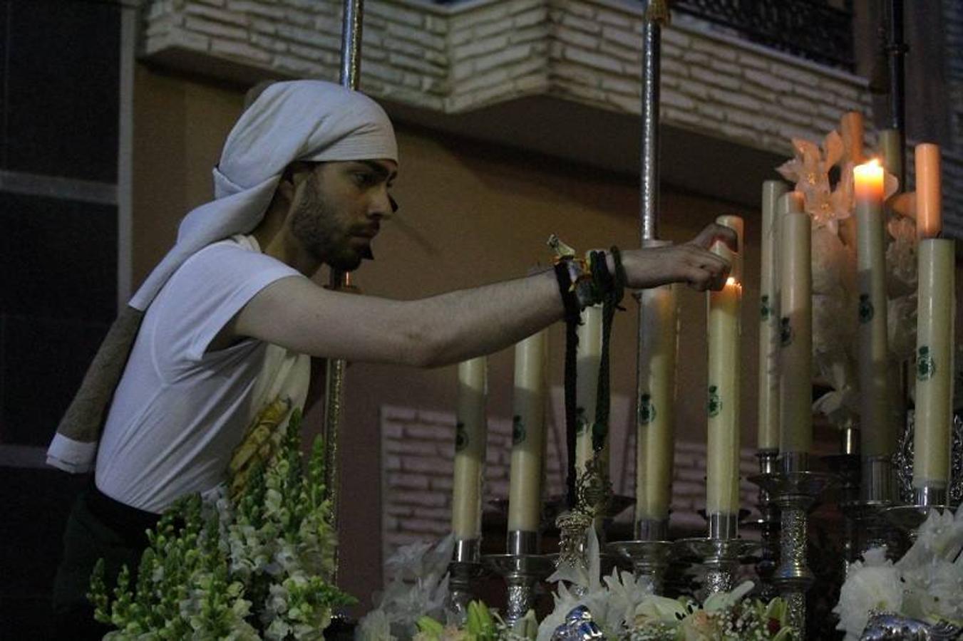 Otro Martes Santo más celebró su entrañable procesión la Hermandad Juvenil e Infantil de la Virgen de los Perdones y Jesús de la Esperanza. Al caer la noche, decenas de niños y adolescentes veratenses se convirtieron durante unas horas en verdaderos hombres y mujeres portadores de grandiosos pasos, mostrando una serenidad espectacular.