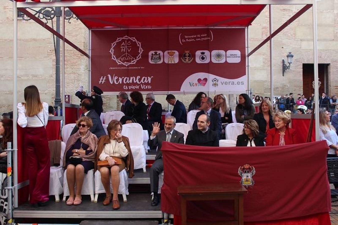 Otro Martes Santo más celebró su entrañable procesión la Hermandad Juvenil e Infantil de la Virgen de los Perdones y Jesús de la Esperanza. Al caer la noche, decenas de niños y adolescentes veratenses se convirtieron durante unas horas en verdaderos hombres y mujeres portadores de grandiosos pasos, mostrando una serenidad espectacular.