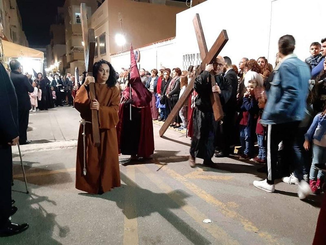 La Cofradía Santo Cristo de la Misericordia y Santísima Virgen de la Amargura (Madre de la Salud) procesionó este Miércoles Santo por las calles de Garrucha de manera muy emotiva.