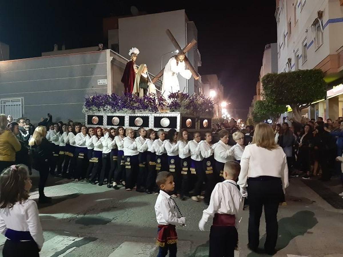 La Cofradía Santo Cristo de la Misericordia y Santísima Virgen de la Amargura (Madre de la Salud) procesionó este Miércoles Santo por las calles de Garrucha de manera muy emotiva.