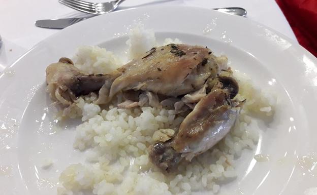 Imagen principal - Comida servida en el hotel de cuatro estrellas en el que se alojaron.