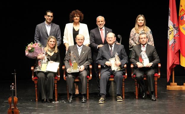 Los galardonados junto con las autoridades, en la gala celebrada ayer en Vera.