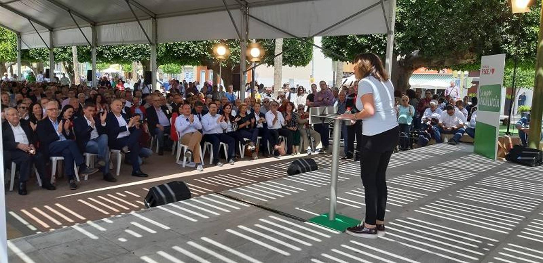 Los socialistas celebraron un acto en el parque del Recreo de Cuevas del Almanzora en el que conmemoraron el 40 aniversario de los ayuntamientos democráticos.