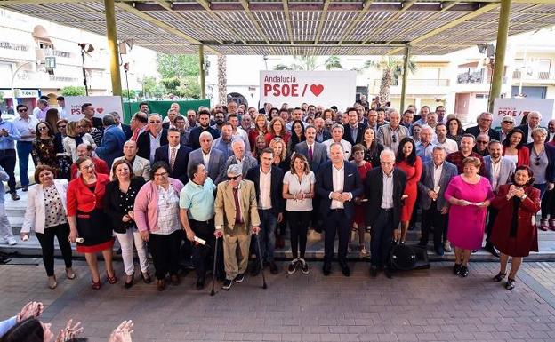 Los alcaldes socialistas que fueron homenajeados fueron subiendo uno a uno al escenario, donde recibieron un reconocimiento.