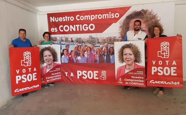 La alcaldesa de Garrucha y candidata a la reelección por el PSOE, María López, acompañada de varios miembros de su equipo en la pegada de carteles.