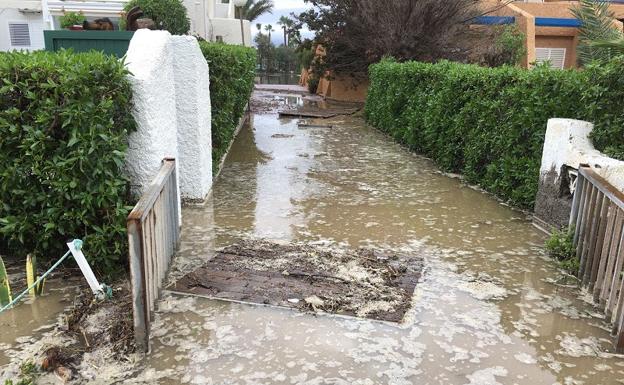 Casas de planta baja anegadas por una riada en la zona de Vera Playa.