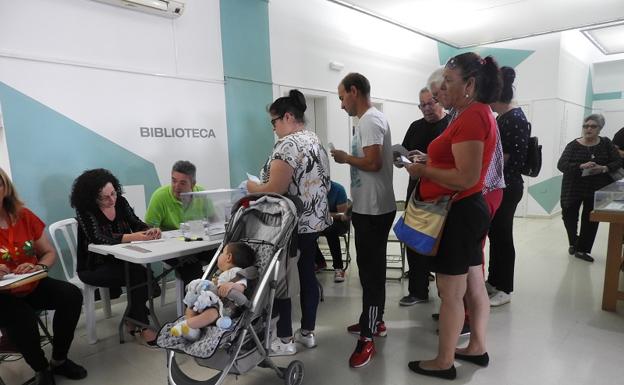 Vecinos de Garrucha ejerciendo su derecho al voto en la mañana de este domingo.