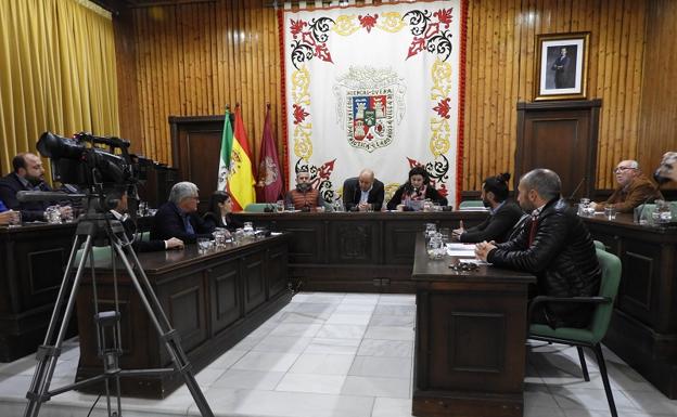 El PP de Huércal-Overa, encabezado por el actual alcalde Domingo Fernández, se ve obligado a negociar un pacto con Cs si quiere mantener la alcaldía.