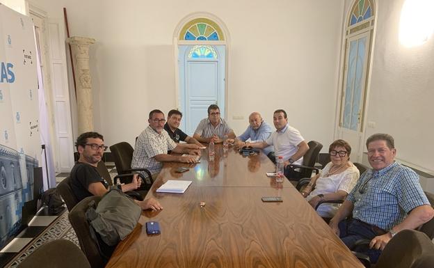 Representantes políticos y de la plataforma ciudadana reunidos en el Ayuntamiento de Carboneras.