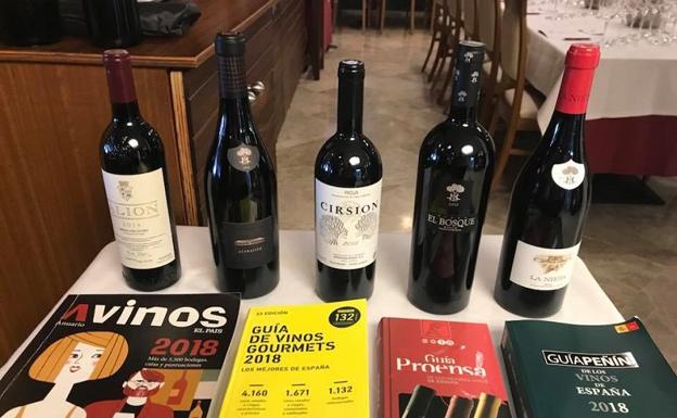 Imagen principal - Imágenes de la anterior edición de la cata de vinos a ciegas.