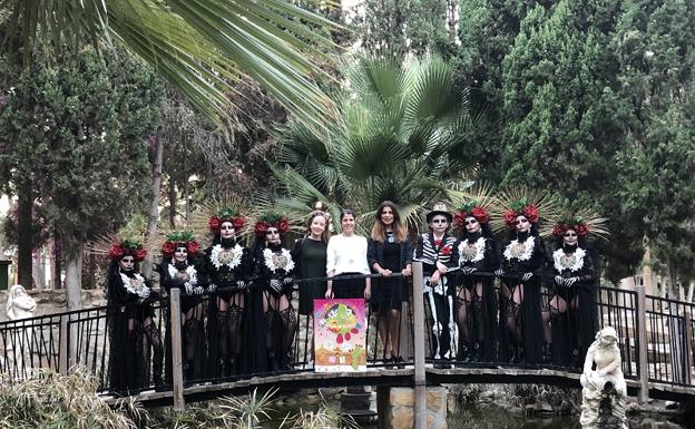 Mónica Navarro con figurantes de la Noche en Blanco.