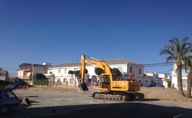 Máquinas trabajando en la obra de la avenida Estación.