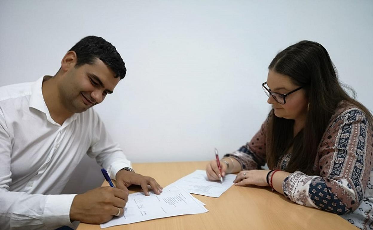 Martín Morales, de Turre Para la Gente, y María Isabel López, del PSOE, firmando el acuerdo en la madrugada de ayer.