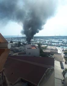 Imagen secundaria 2 - Arden tres barcos en el puerto de Garrucha
