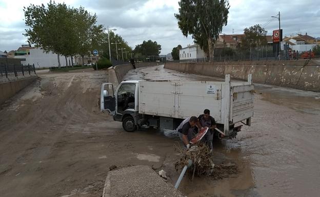 Operarios municipales trabajan en la restauración de la rambla Nogalte.