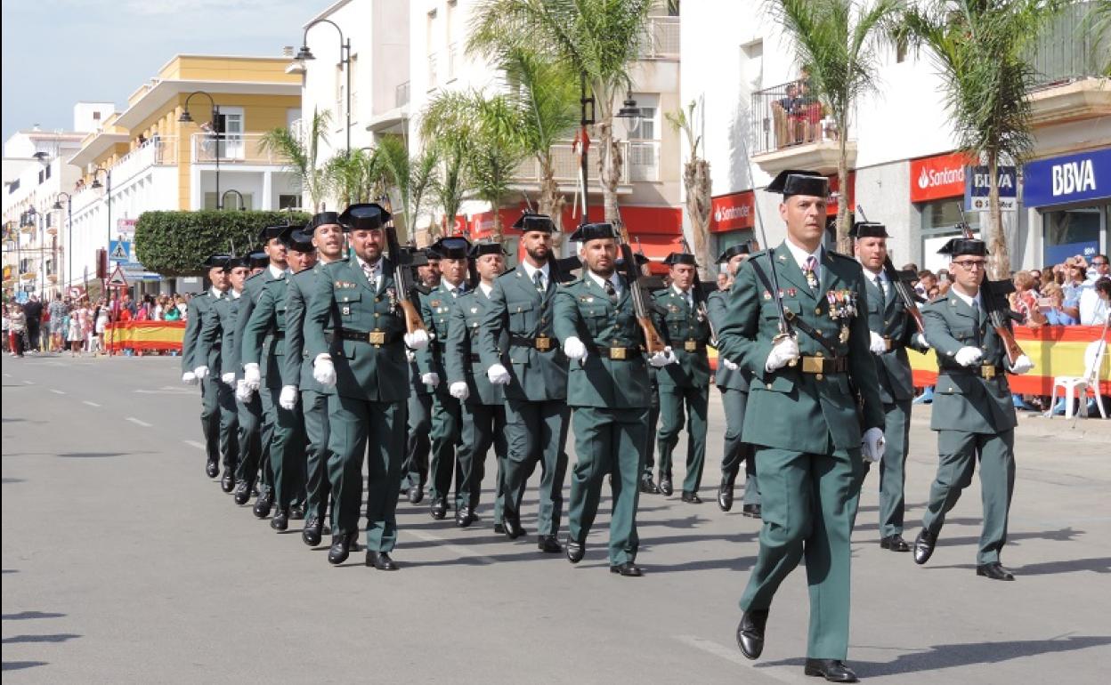La Guardia Civil desfiló por las calles del municipio veratense
