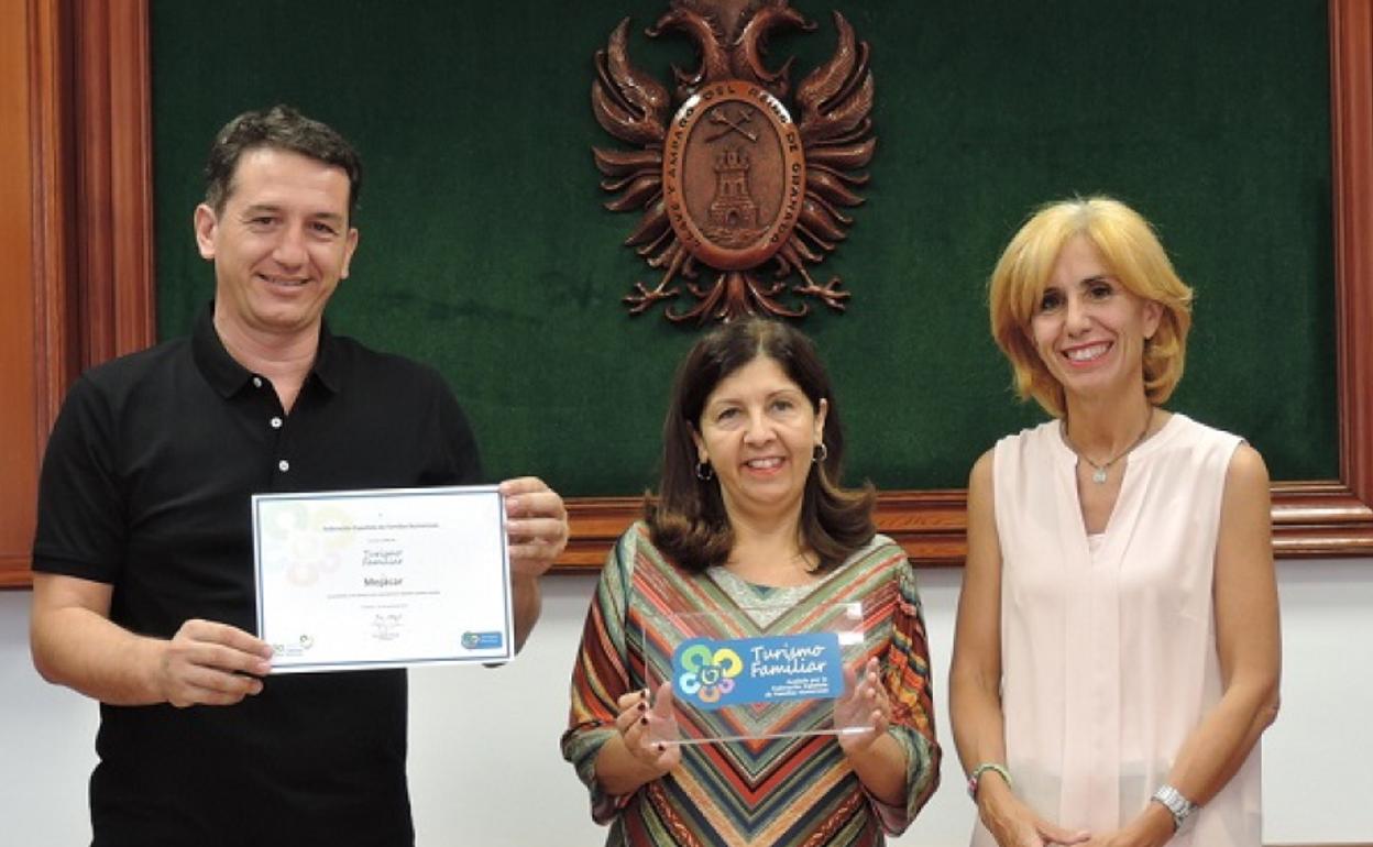 Mojácar renueva el sello de turismo otorgado por la Federación Española de Familias Numerosas