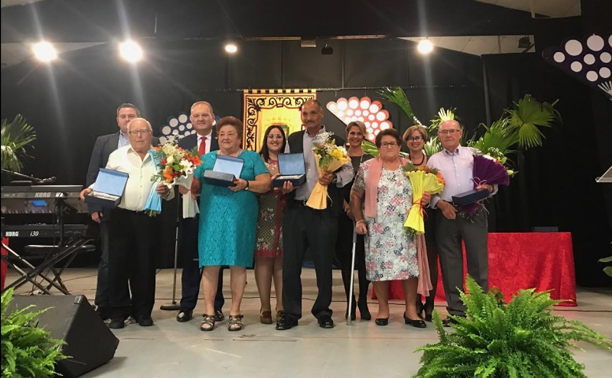 Los homenajeados junto a las autoridades municipales