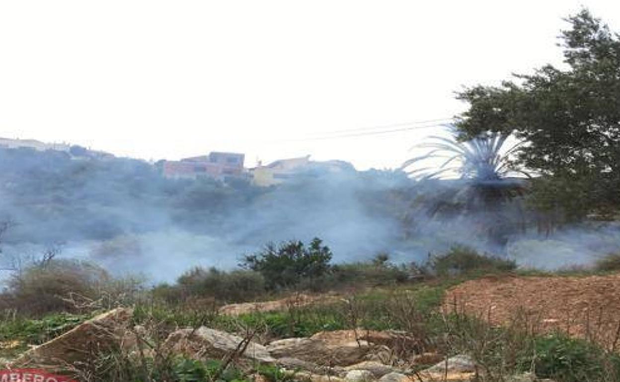 Fuego en Almería | Un incendio forestal moviliza al Infoca en la sierra de Bédar