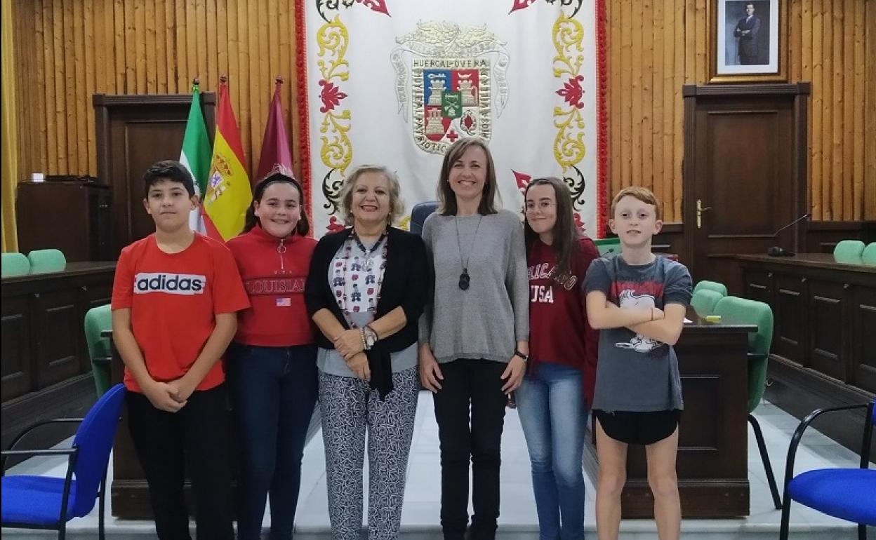 Los niños y niñas representantes de Huércal-Overa junto a la alcaldesa, Francisca Fernandez, y a la Primera Teniente Alcalde, Mª del Mar Meca