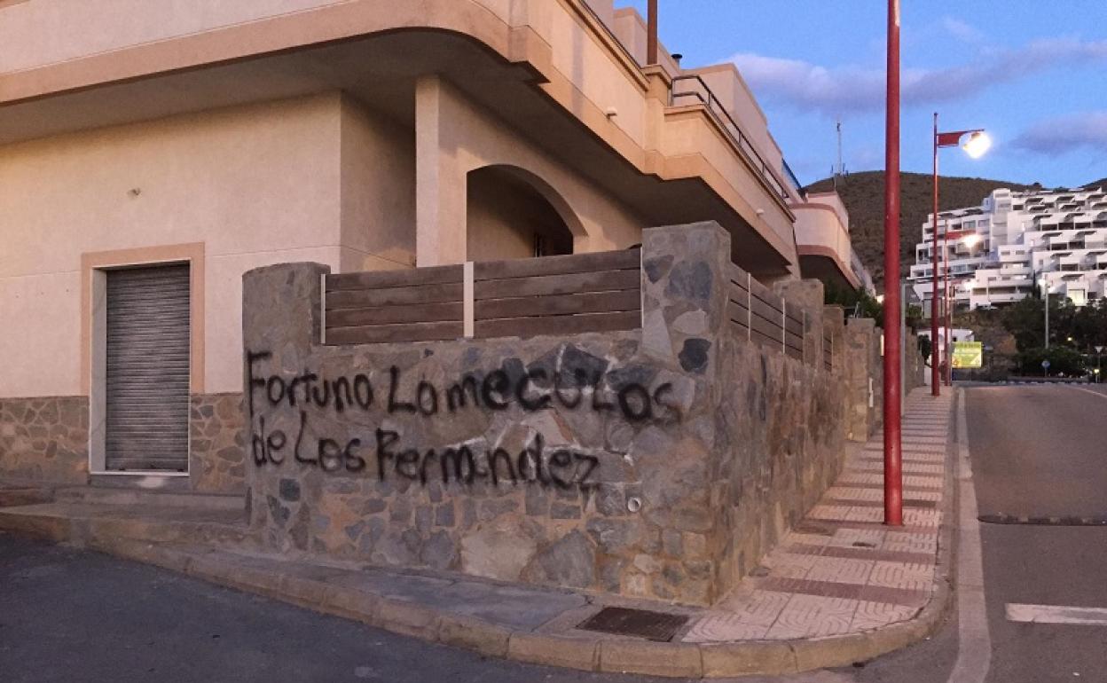Carboneras amanece con unas pintadas contra el nuevo teniente de alcalde Pedro López