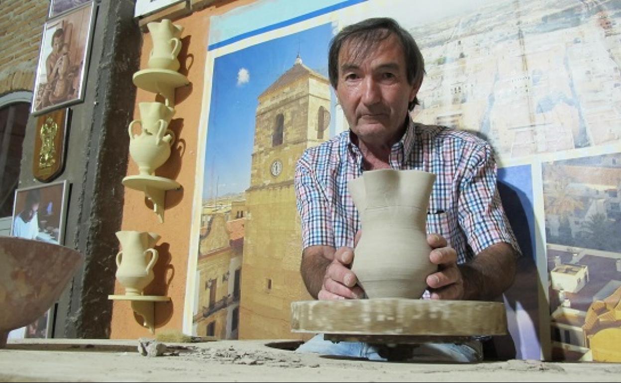 El alfarero veratense, Salvador Hernández, imparte el taller de alfarería