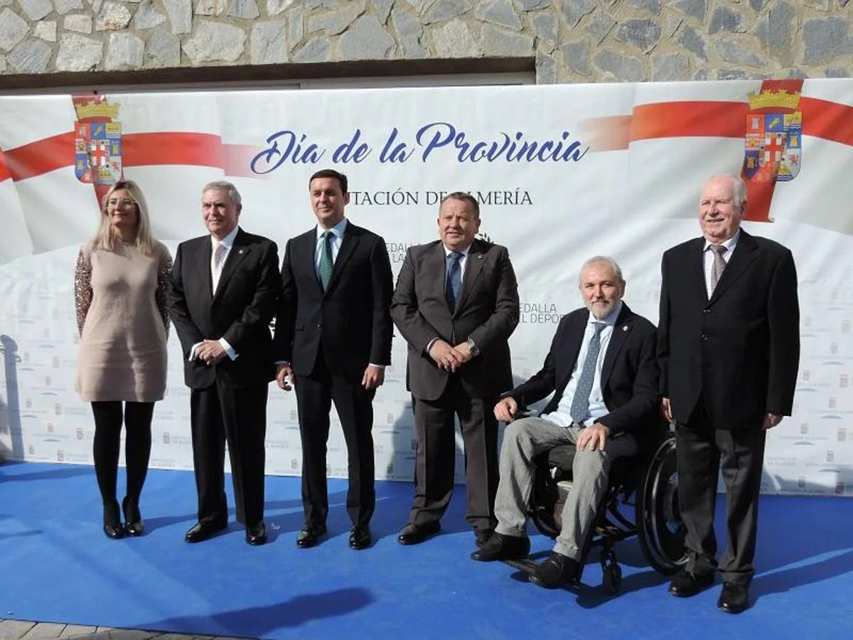 Los premiados junto al presidente de la Diputación y el alcalde de Alcóntar