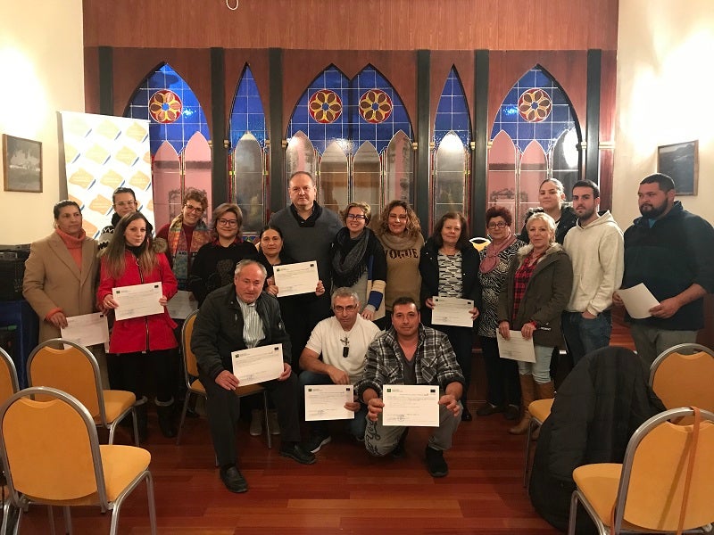 Entrega diplomas. 