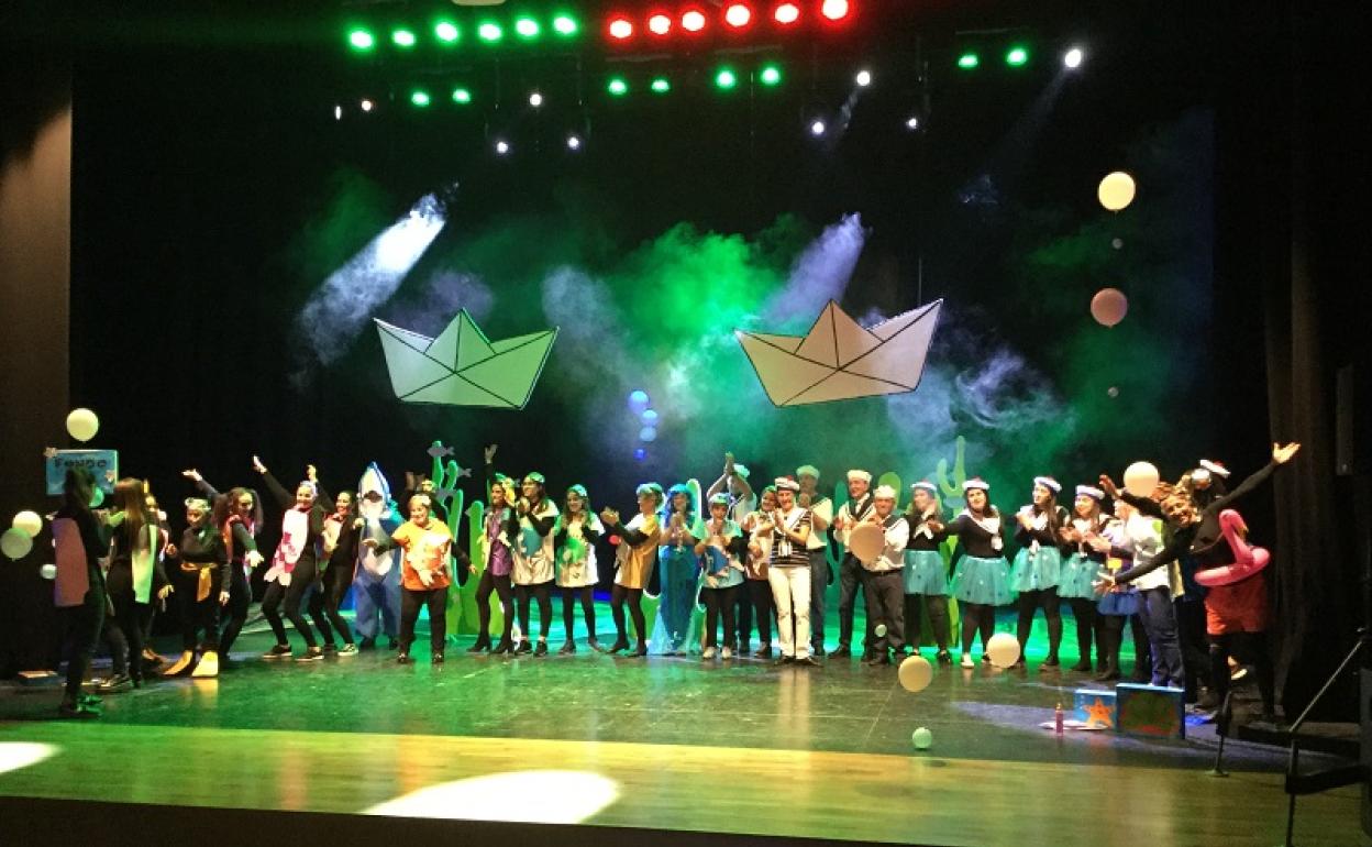 Todo el elenco al final de la obra. 