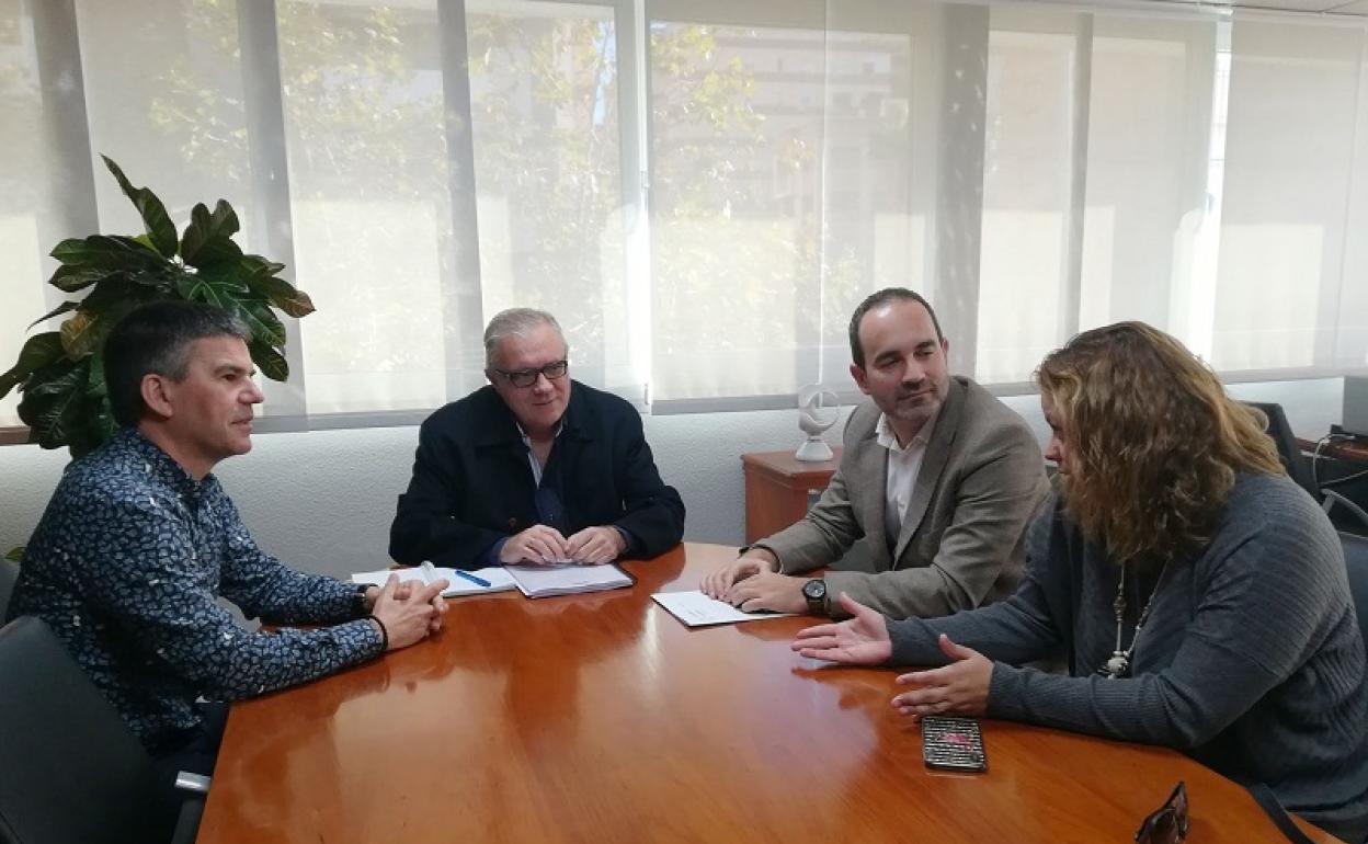 En la reunión estuvo presente el alcalde, José Luis Amérigo, y el delegado territorial, Emilio Ortiz. 