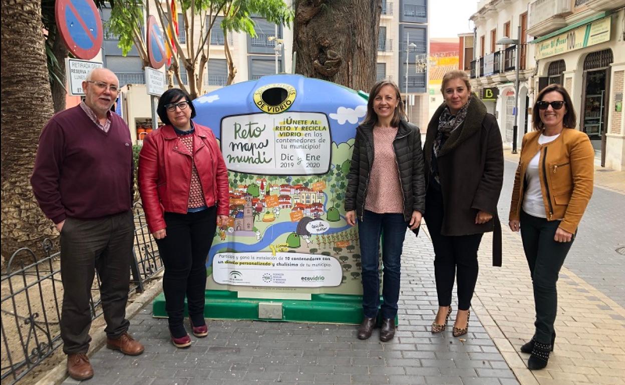 La presentación de la campaña ha contado con la presencia de varias autoridades municipales, la gerente del Consorcio de Residuos Almanzora Levante Vélez y la jefa de Servicio del Consorcio. 