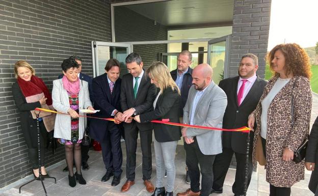 El alcalde de Los Gallardos corta la cinta inaugural. 