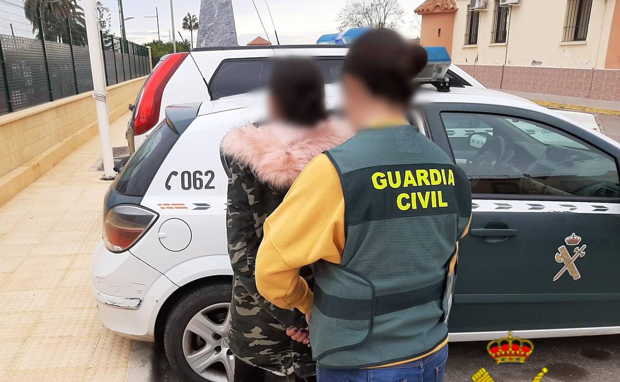 Sucesos en Almería | Detienen a una mujer por robar joyas valoradas en 5.000 euros en una vivienda de Cuevas