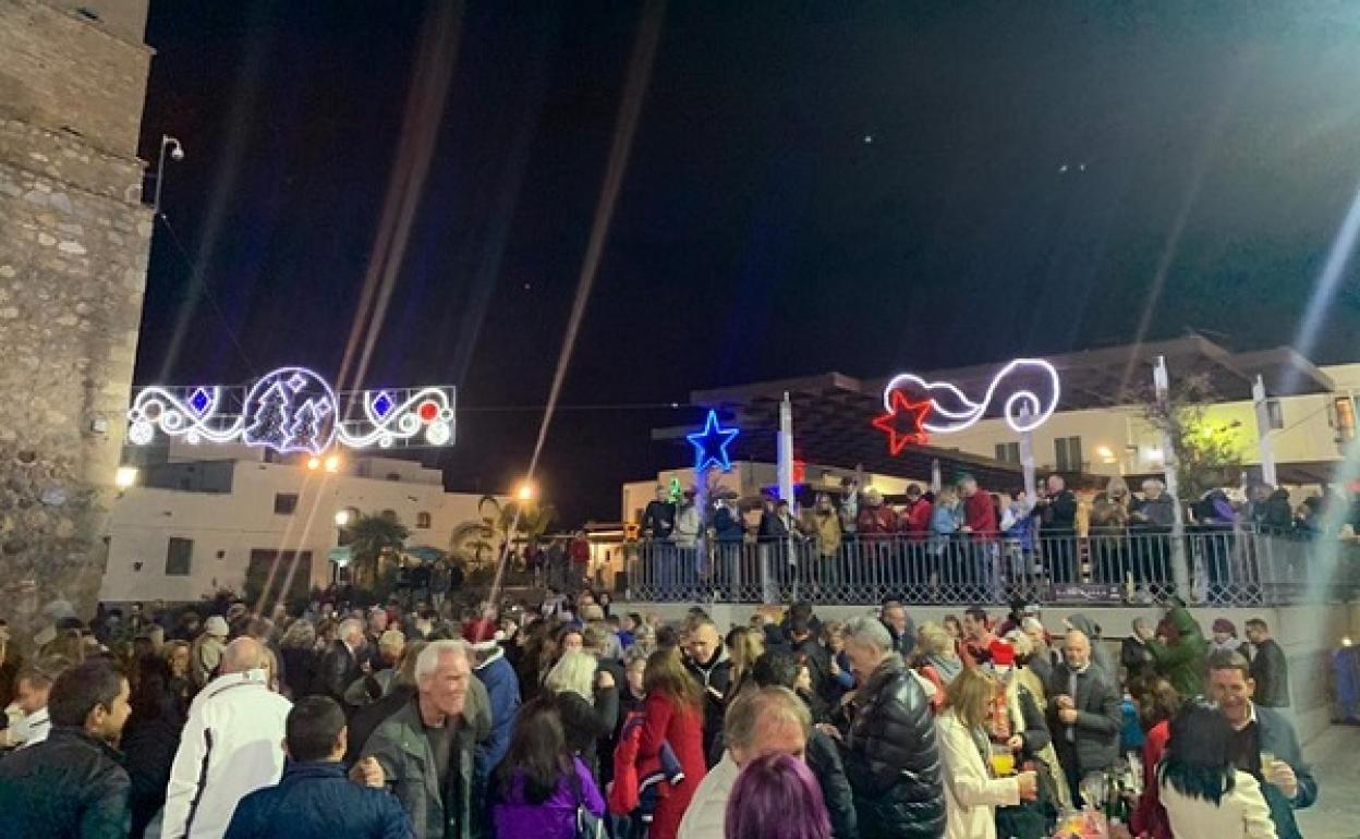 Mojácar da una numerosa bienvenida al 2020 en la Plaza de la Iglesia