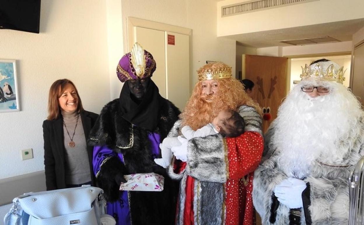 Sus Majestades acompañados por la alcaldesa del municipio han visitado el área pediátrica del hospital. 
