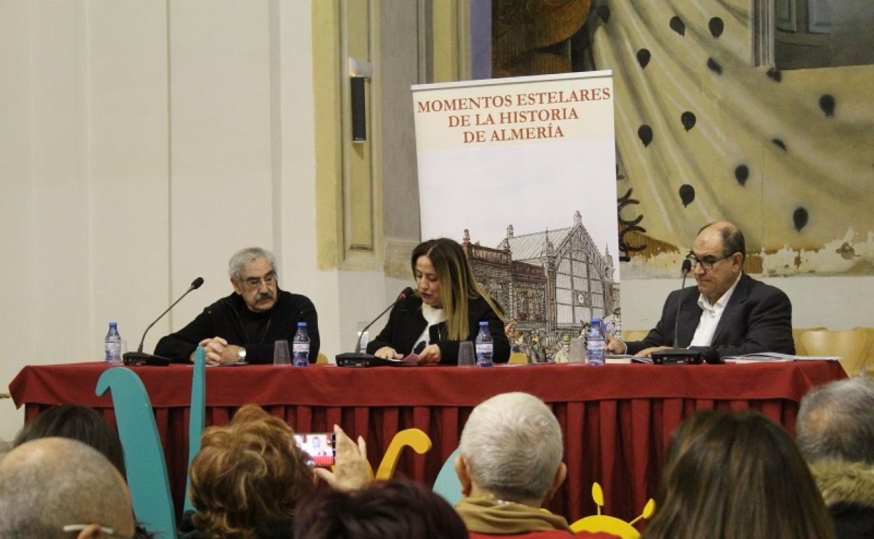 La concejal María Manuela Caparrós junto al artista Emilio Sánchez y su coordinador Juan Grima. 