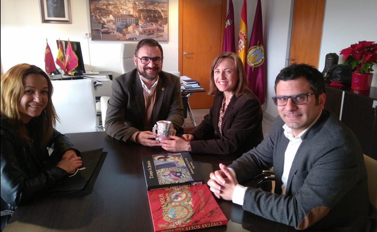 La alcaldesa de Huércal-Overa, Francisca Lourdes Fernández reunida con el alcalde de Lorca, Diego José Mateos. 