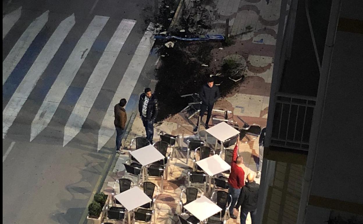 Un coche se lleva por delante parte de una terraza en Garrucha y se fuga
