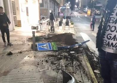 Imagen secundaria 1 - Un coche se lleva por delante parte de una terraza en Garrucha y se fuga