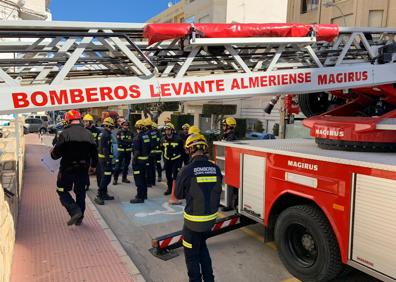 Imagen secundaria 1 - Bomberos durante las prácticas en Garrucha.